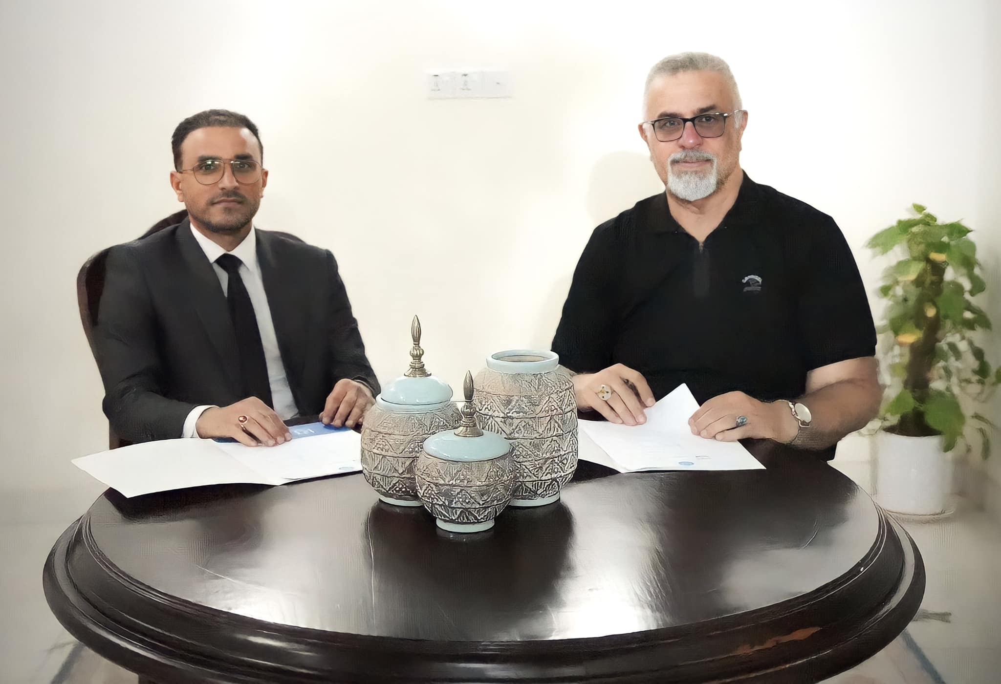 وقع المدير التنفيذي لمركز رواق بغداد للسياسات العامة مذكرة تفاهم