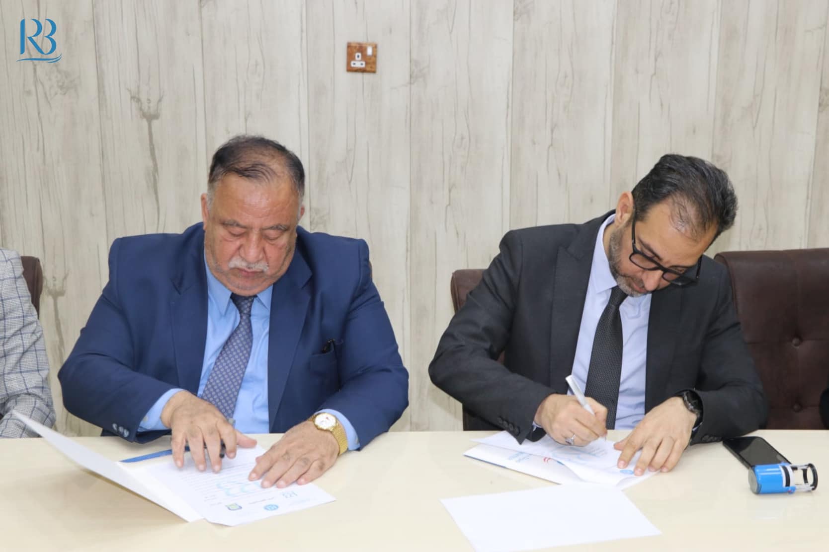 وقع رئيس مركز رواق بغداد الاستاذ عباس العنبوري اتفاقية تعاون مع رئيس المنتدى الوطني لأبحاث الفكر والثقافة الاستاذ الدكتور عبد الأمير كاظم زاهد