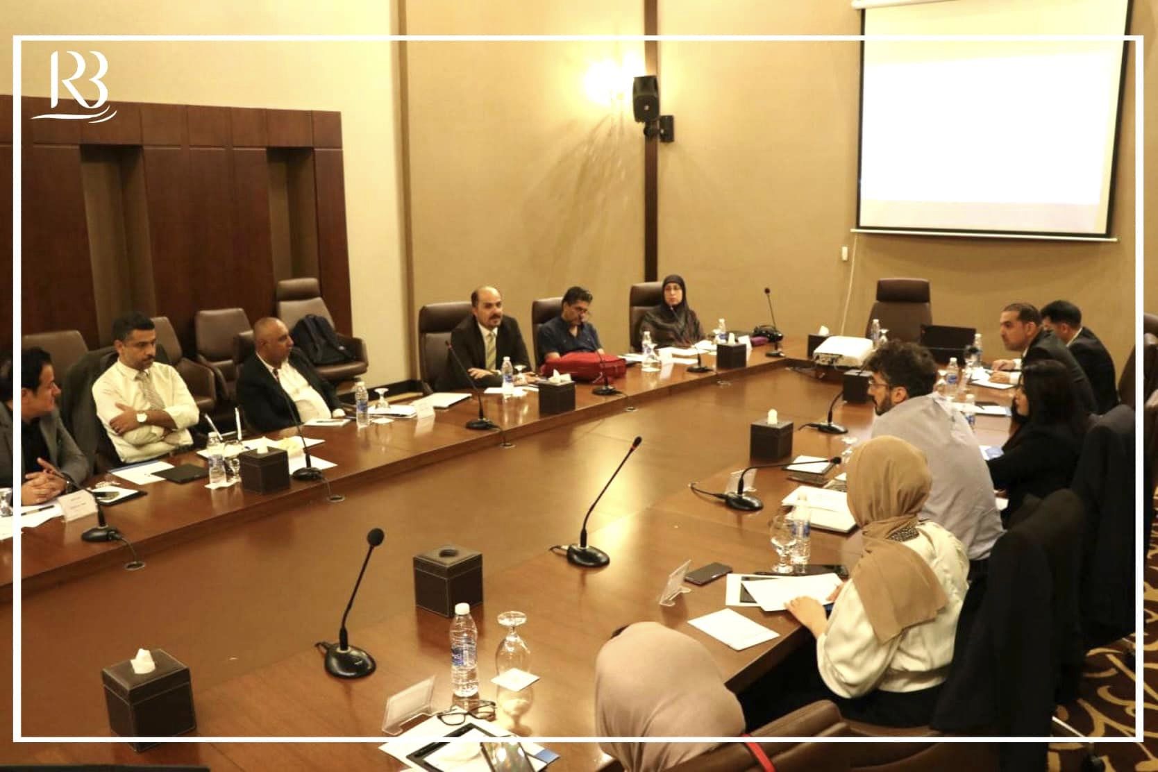 أقام مركز رواق بغداد للسياسات العامة جلسته الحوارية الثانية للحديث فيها عن مخرجات الجلسة الحوارية الاولى