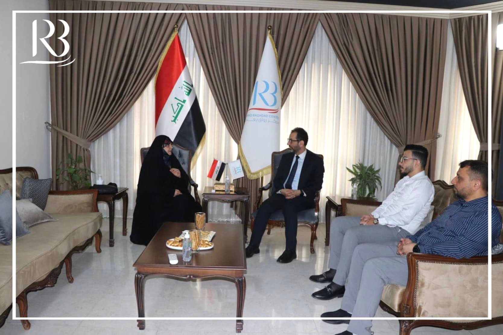 لقاء رئيس مركز رواق بغداد للسياسات العامة الاستاذ عباس العنبوري بالنائبة السابقة  هناء تركي الطائي اثناء زيارتها للمركز مؤخرا.