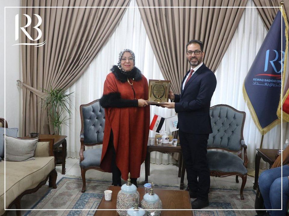 استقبل رئيس مركز رواق بغداد الاستاذ عباس العنبوري رئيس مؤسسة سفراء الشباب والمرأة العرب الدولي وسيدة الاعمال المصرية الدكتورة امل كحلة