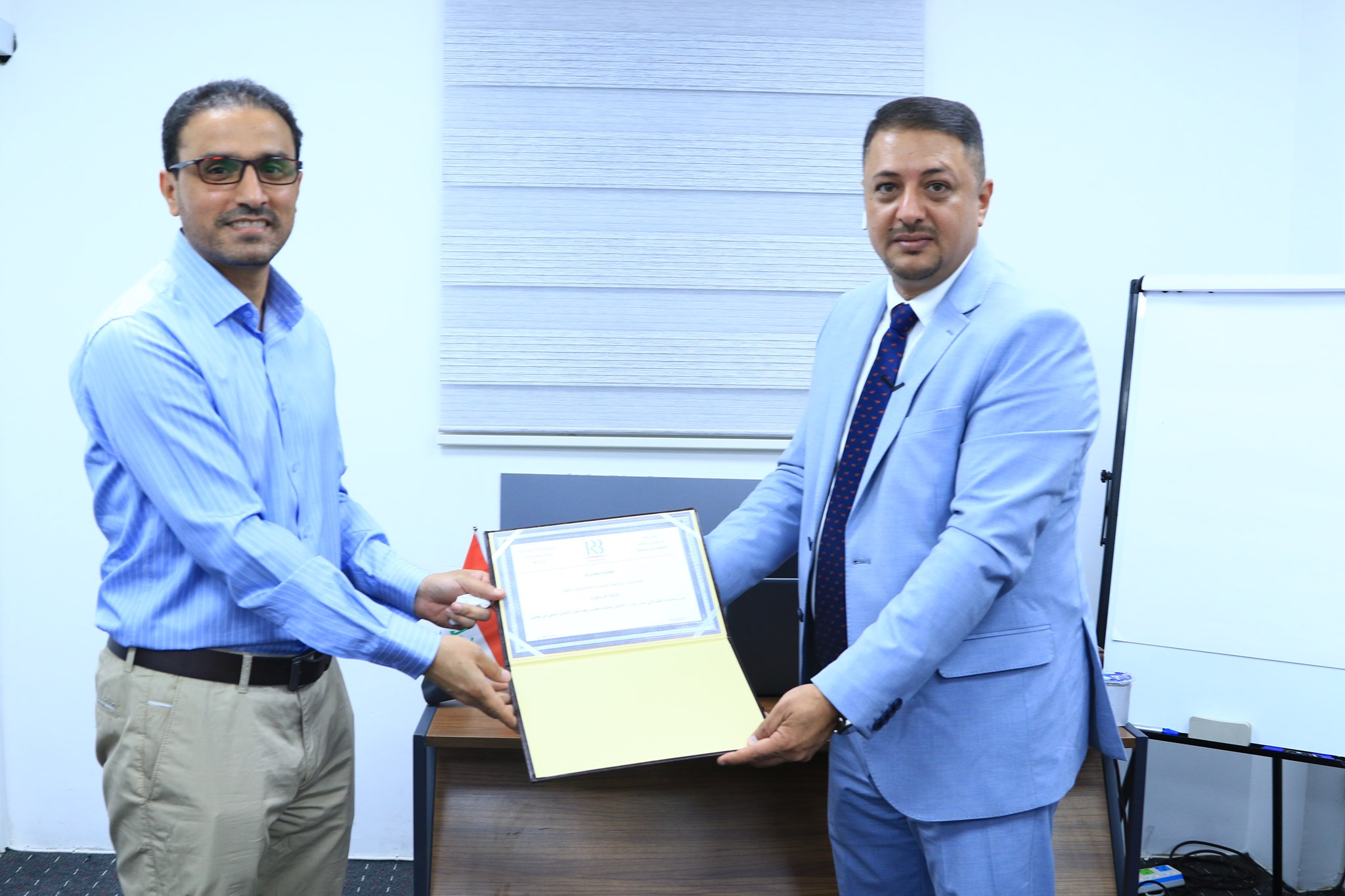 أقام مركز رواق بغداد للسياسات العامة، السبت، ورشةً تدريبيةً عن "الإدمان .. الأسباب والحلول" لمدرب التنمية البشرية أكرم جدوع