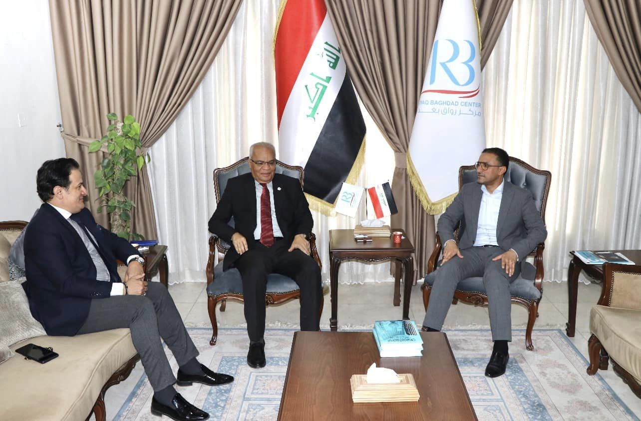 The Executive Director of the Rwaq Baghdad Center, Mr. Adnan Abdul Hussein, receives the Advisor to the Association of Private Banks in Iraq, Mr. Samir Al-Nusairi.