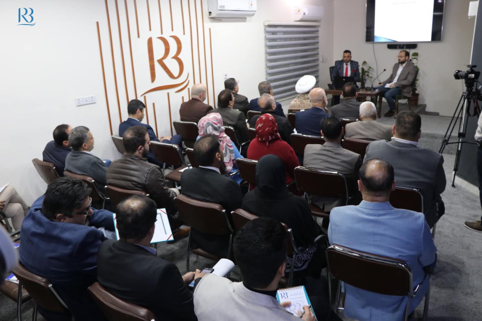 عنوان الندوة الحوارية التي أقامها مركز رواق بغداد والتي ضيّف فيها الدكتور مازن العقابي محاضرًا،،