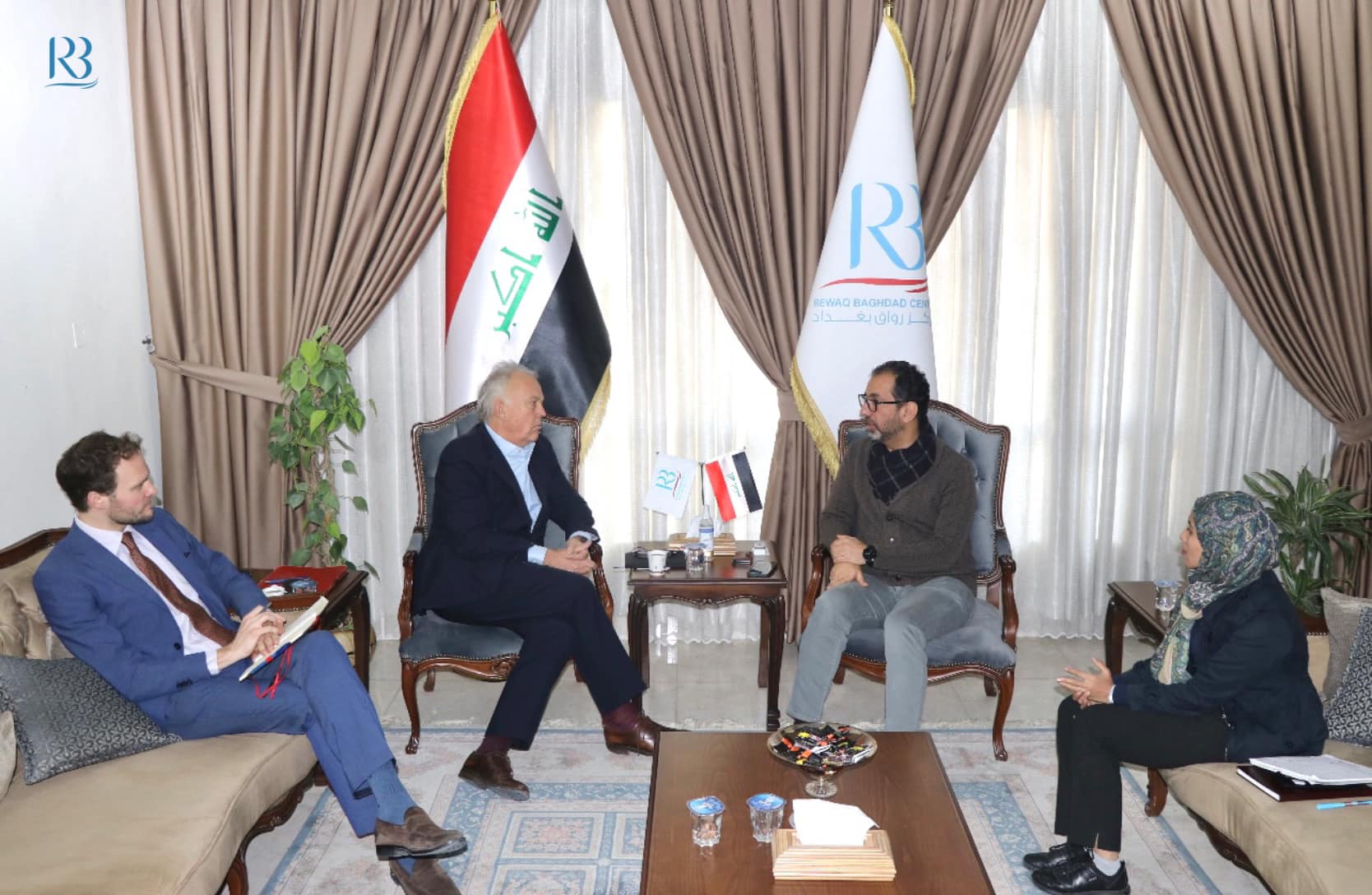 إستقبل رئيس مركز رواق بغداد للسياسات العامة الاستاذ عباس العنبوري السيد مايكل كيتنغ  المدير التنفيذي للمعهد الاوروبي للسلام EIB