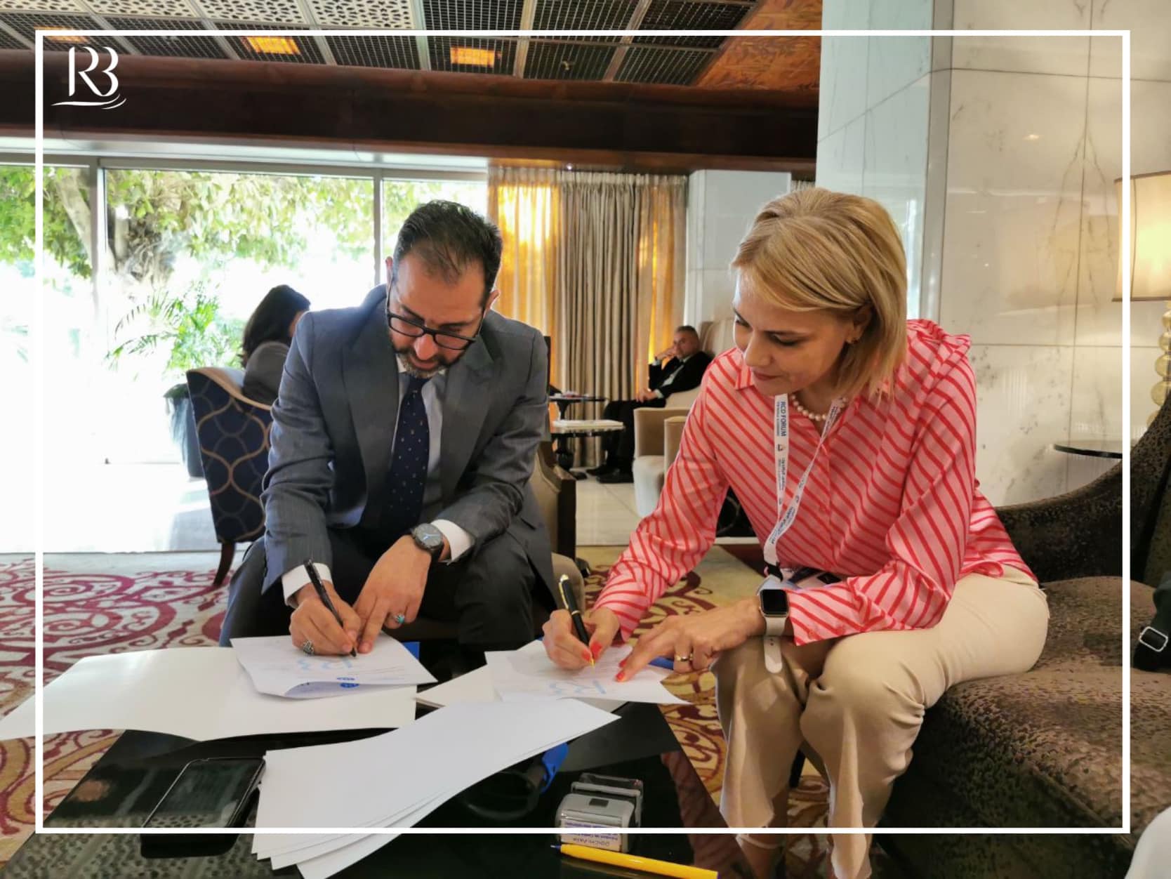 رئيس مركز رواق بغداد للسياسات العامة الاستاذ عباس العنبوري  يوقع مع  رئيس المركز الفرنسي للأبحاث وتحليل السياسات الدولية الدكتورة عقيلة الدبيشي