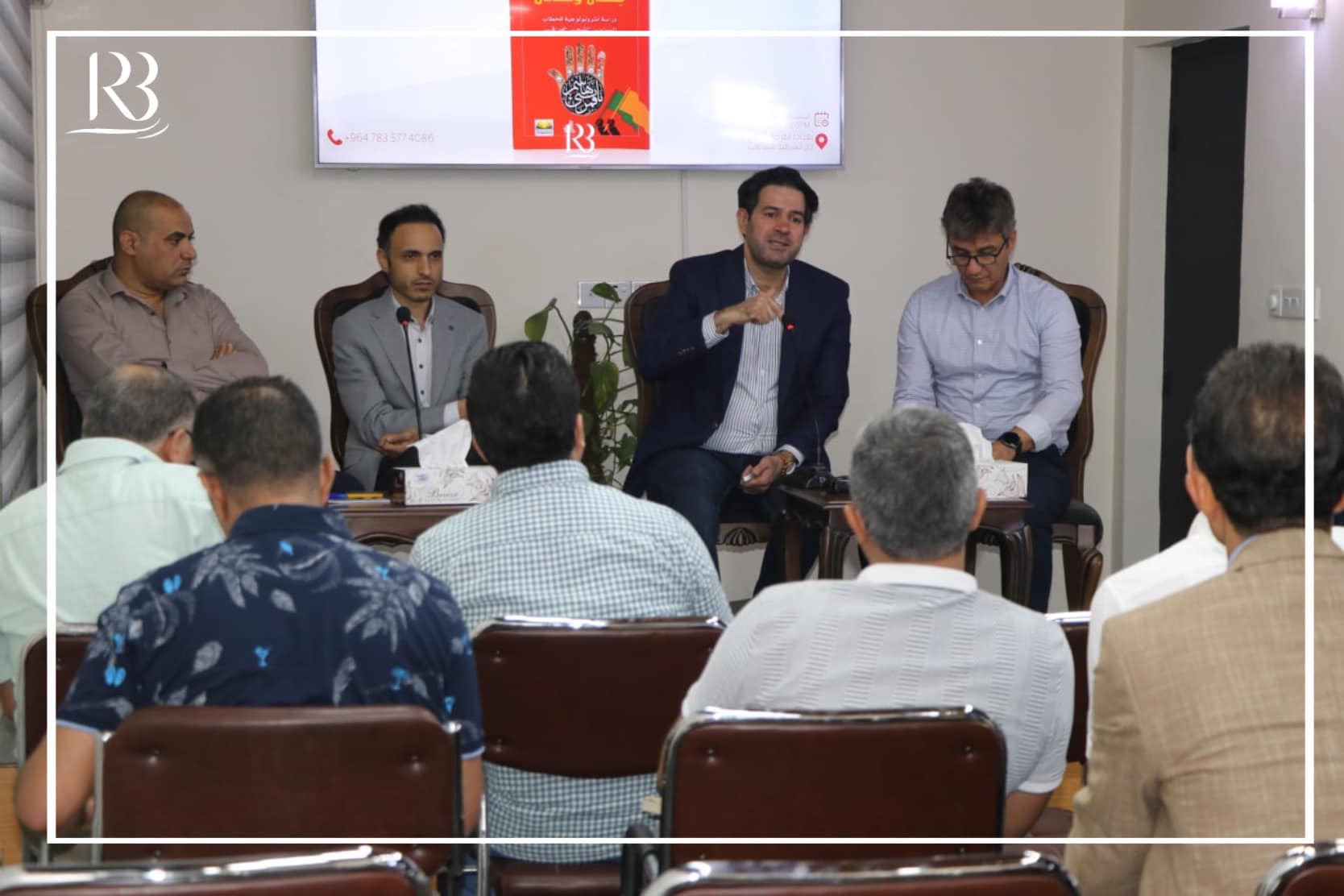 قام مركز رواق بغداد للسياسات العامة وبحضور عدد من المهتمين والباحثين في المجالين الثقافي والاكاديمي ندوة نقاشية